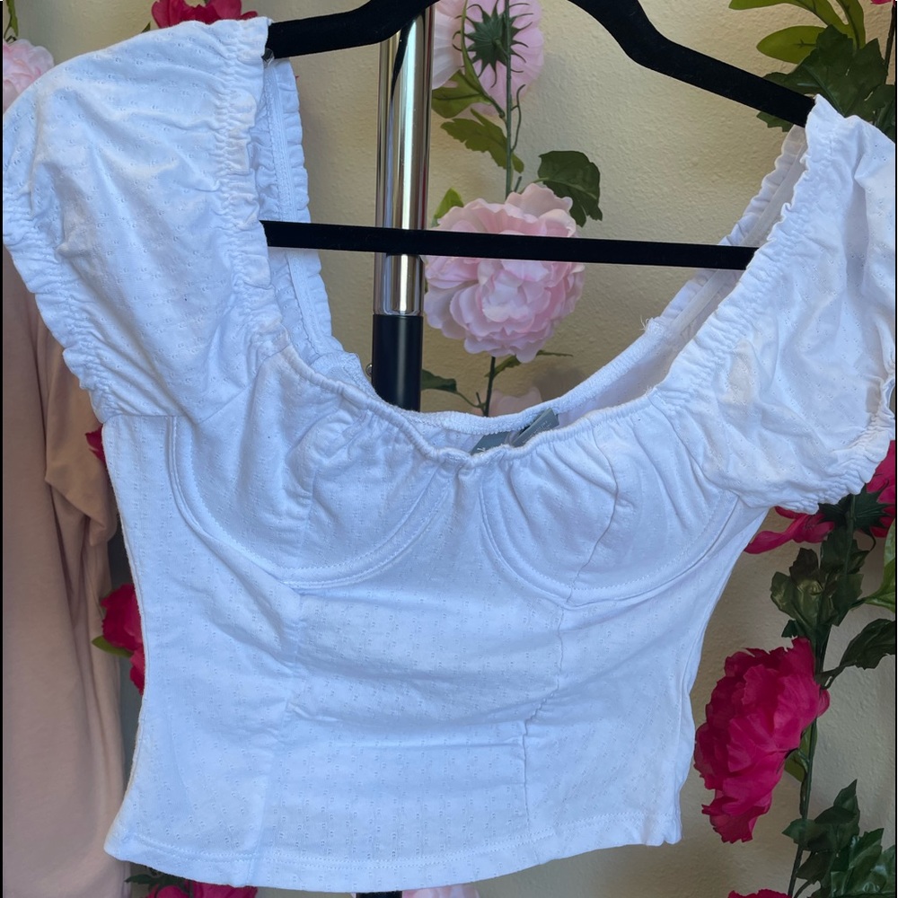 White crop top from Sky and Sparrow! It’s a size medium! Brand new!